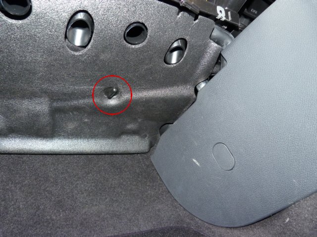 Foam insulation thumb screw, right (nearest centre console)